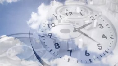 Saat mekanizması ve bulutlar üzerinde hareket eden saatin animasyonu. Zaman geçiyor, saatler, mekanik ve saat yapımı kavramı dijital olarak oluşturulmuş video.