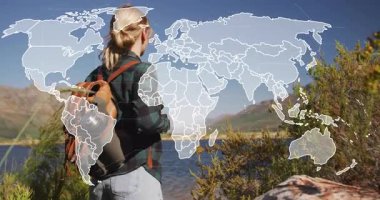 Yürüyüşçü, göl kıyısında duruşu ve koruyucu gözleri ayarlarken seyahat dünyası haritası soluklaşıyor. Macera, keşif, doğa, vahşi doğa, sükunet, açık hava, panoramik