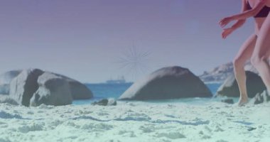 Plaj voleybolu oynayan bir grup farklı bayan arkadaşın üzerinde parlayan ışıkların animasyonu. Arkadaşlık, yaz ve tatil konsepti dijital olarak oluşturulmuş video.