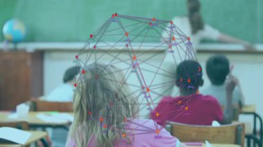 Öğretmen sınıfta el kaldırarak soru değiştiren öğretmene odaklanmasını söylüyor. Eğitim, işbirliği, öğrenme, sınıf, özen, odaklanma, öğrenim