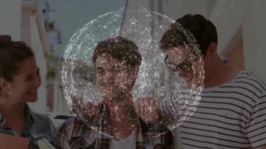 Öğrenciler güneş ışığında yürüyorlar sohbet ediyorlar ve ağ teknolojisini görselleştiriyorlar. İşbirliği, ağ oluşturma, yenilik, açık hava, gündelik, arkadaşlık, teknoloji