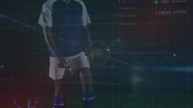 Çimlerin üzerinde futbol oynarken dijital veri işleme animasyonu. Dijital olarak oluşturulmuş küresel mali ve veri işleme kavramı.