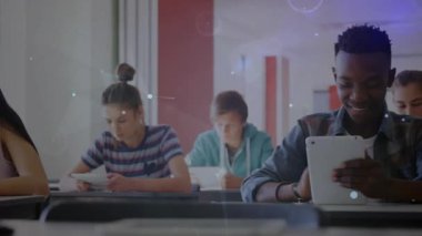 Sınıfta tableti tıkırdatan genç çocuk eğitim teknolojisini gösteren parıldayan ağ örtüsünü başlatıyor. Teknoloji, eğitim, dijital, yenilik, öğrenme, modern, sınıf