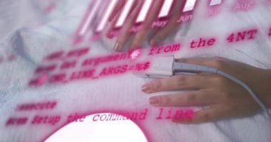 Kadın ellerini tıbbî sensör üzerinde dinlendiriyor. El değiştiriyor. Kaplamaları etkinleştiriyor ve canlı grafikleri gösteriyor. Sağlık, analitik, biyoteknoloji, veri görselleştirme, dijital, yenilik, fütürist