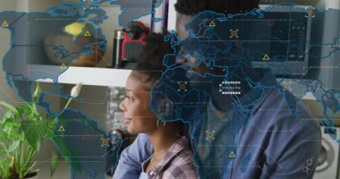 Dünya haritası, kadın ve erkeğin mutfakta kucaklaşması, teknolojik bağlantı simgelerini gösteriyor. Ortaklık, bağlantı, yenilik, modern, samimiyet, dijital, iletişim