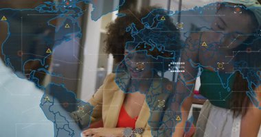 Ofisteki çeşitli iş adamlarının dünya haritasının animasyonu. Küresel iş ve dijital arayüz kavramı dijital olarak oluşturulmuş video.