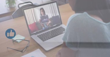 Afro-amerikan iş kadınının video görüşmesi üzerine animasyon. Küresel iş ve dijital arayüz kavramı dijital olarak oluşturulmuş video.