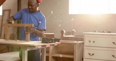 İşçi zımpara bloğunu kaldırırken, tezgahı düzleştirirken yüzen avro düğümleriyle kenarlar birleştiriliyor. İşçilik, ahşap işçiliği, yenileme, sanayi, dayanıklılık, takım çalışması, iç mekan