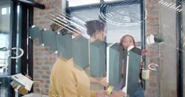 İş arkadaşları iş konuşmalarına notlar koyarken elinde bardakla veri tablolarına bakan en sağcı kadın. İşbirliği, takım çalışması, beyin fırtınası, modernleşme, veri analizi, profesyonel, yenilik