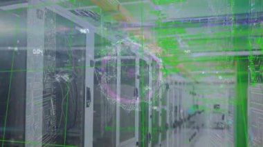 Sunucu odasındaki programlama kodları üzerinde dönen daire ile mikro işlemci bağlantılarının animasyonu. Dijital kompozit, bilgisayar dili, yapay zeka, telekomünikasyon, bulut hesaplama.