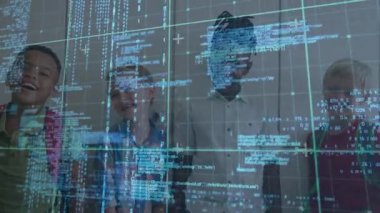 Çocuklar ayakta duruyor ve animasyon ızgaralarını açıyorlar. Teknoloji tanıtımı için tarama ve kaydırma kodlarıyla. Teknoloji, yenilik, dijital, gençlik, işbirliği, fütüristik, eğitim