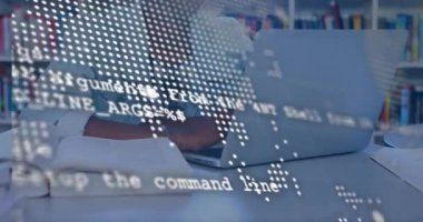 Öğrenci ellerini masaya koyuyor ve dizüstü bilgisayarda komut yazıyor. Dünya haritası eşleşmeli kitaptan bahsediyor. Teknoloji, eğitim, kodlama, yenilik, gençlik, dijital, öğrenim