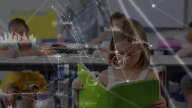 İlkokul kızı kitap sayfalarını çevirirken ağ, nabız darbelerinde kayboluyor öğrenme sürecinde. Eğitim, sınıf, çocuklar, teknoloji, odaklanma, okuma, öğrenme