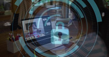 Evde el sallayan iki çocuk ve not defteri ve kalemle asma kilit kaplamalı dizüstü bilgisayarı gösteriyor. Teknoloji, siber güvenlik, dijital güvenlik, uzaktan öğrenme, çevrimiçi iletişim, eğitim, modern tasarım