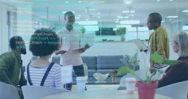 Tişörtlü, elinde tablet olan ve kahve fincanları ve bitkilerle modern salona bakan adamı takdim ediyorum. İşbirliği, takım çalışması, modern, kentsel, profesyonel, iletişim, beyin fırtınası