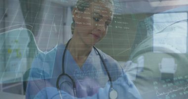 Mavi önlüklü kadın doktor, steteskopla klinikte holografik verileri inceliyor. Tıbbi, teknoloji, yenilik, sağlık, analiz, tanı, profesyonel