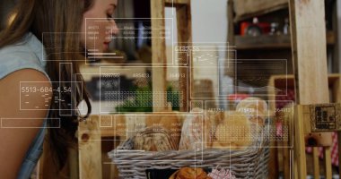 Kot pantolonlu kadın marketteki hasır sepetten dijital kaplamalı ürünleri alıyor. Taze ürün, pazar alışverişi, sürdürülebilir, kırsal, dijital teknoloji, organik, sağlıklı yaşam tarzı