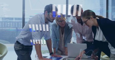 Dosyaları inceleyen ve bilgisayarla verileri analiz eden dört profesyonelle işbirliği yapmak. Şirket, takım çalışması, veri analizi, modern, profesyonel, beyin fırtınası, ufuk çizgisi