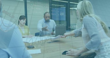 İş kıyafetleri içindeki ekip toplantı odasında belgelerle mali verileri analiz ediyor. İşbirliği, takım çalışması, analitik, kurumsal, profesyonel, modern, veri