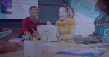 Renkli kazaklı meslektaşlar toplantı masasında dizüstü bilgisayarlı tablet ve stilisyonlu maketleri tartışıyor. İşbirliği, takım çalışması, beyin fırtınası, yenilik, modern, profesyonel, üretkenlik