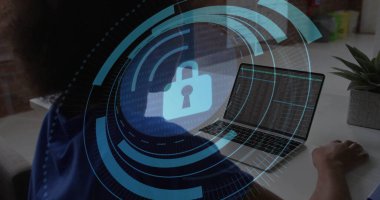 Masadaki dizüstü bilgisayar programcısı üzerinde dijital asma kilit ve sulu bitkiyle birlikte daktilo kodu. Teknisyen, siber güvenlik, modern, teknoloji, dijital, çalışma alanı, yenilik