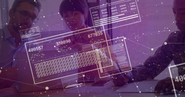 İş kıyafetleri içindeki takım toplantı odasında dizüstü bilgisayardaki belgeleri inceliyor ve AR 'ın örtüşmesini sağlıyor. Teknoloji, takım çalışması, yenilik, veri görselleştirme, iş dünyası, profesyonel, modern