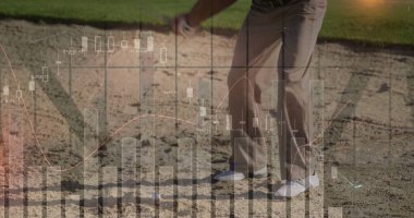 Golf sahasında golf sopası ve topla kum sığınağında golf kıyafeti giyen bir golfçü. Atletik, boş zaman, açık hava, spor, hassasiyet, rekabet, doğa