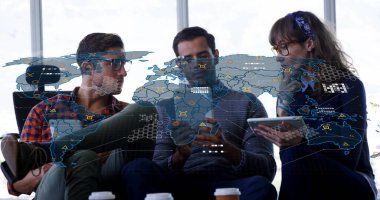 Ofis salonunda oturmuş, üzerinde cihazlar, kahve ve harita olan verileri tartışan üç profesyonel. İşbirliği, dijital, modern, teknoloji, takım çalışması, girişim, iletişim