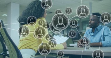 Kadın mülakatçı elinde kağıtlarla konferans odasında, ağ simgeleriyle adayı sorguluyor. Şirket, takım çalışması, profesyonel, modern, iletişim, ağ, iş