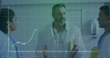 Tıbbi ekip hastane koridorundaki dijital grafiği steteskop, klasör ve panoyla analiz ediyor. Sağlık, dijital teknoloji, takım çalışması, profesyonellik, tıbbi altyapı, veri görselleştirme, hastane ortamı