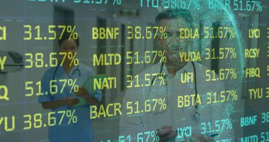 Beyaz önlüklü doktor hastane koridorunda elinde hemşire çizelgesiyle yüzen kodları izliyor. Tıbbi, sağlık, teknoloji, işbirliği, profesyonellik, yenilik, teşhis