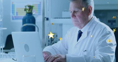 Laboratuvar bankında dizüstü bilgisayar ve gaz tüpüyle laboratuvar önlüğü ve kravatı giyen kıdemli bir bilim adamı. Bilim adamı, araştırma, yenilik, teknoloji, laboratuvar, enstrüman, analiz