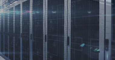 Sunucu dolapları, veri merkezinde yanıp sönen raf sunucularını fütüristik kaplamayla birleştiriyor. Teknoloji, altyapı, veri, siber güvenlik, dijital, mimari, yenilik