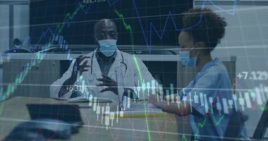 Steteskoplu ve maskeli bir doktor, konferans odasında hemşire yazılarını yazarken grafikleri tartışıyor. Tıbbi, profesyonel, teknoloji, analitik, işbirliği, sağlık, kurumsal