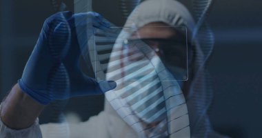 Laboratuvarda koruyucu giysi giymiş, DNA sarmalı ve nitril eldivenli cam kaydırağını tutan bilim adamı. Araştırma, biyoteknoloji, yenilik, tanı, klinik, sağlık, bilim