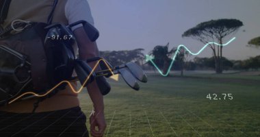 Süveter giyen bir adam golf çantasıyla geziyor. Üzerinde grafikler ve fotokopi alanı var. Atletik, teknoloji, açık hava, spor, hassasiyet, spor, spor, yaşam tarzı