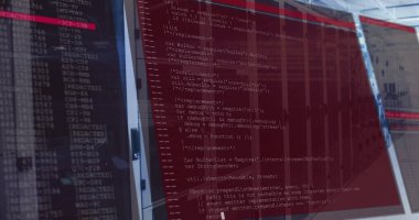 Sunucu odasındaki kırmızı JavaScript kod düzenleyici penceresini kayıt izleyicisiyle gösteren monitör gösteriliyor. Teknoloji, siber güvenlik, yazılım geliştirme, sunucu altyapısı, veri merkezi, kodlama, dijital ortam