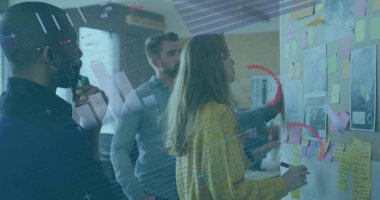 Beyin fırtınası yapan meslektaşlar ofiste tahtaya diyagramlar ve dijital çizelgelerle yapışkan notlar yazıyorlar. İşbirliği, yenilik, atölye, takım çalışması, veri görselleştirme, modern, yaratıcı