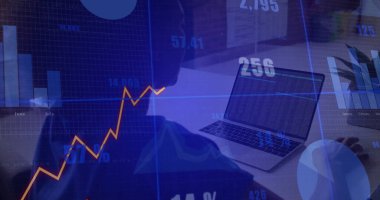 Koyu renk bluzlu bir kadın bilgisayar ve finansal çizelge ile ofis masasında oturuyor. Teknoloji, analitik, veri, finans, dijital, kurumsal, profesyonel