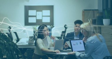 Konferans odasındaki bilgisayarlardaki veri tablolarını kahve fincanıyla inceliyorum. İşbirliği, takım çalışması, ofis, profesyonel, toplantı, tartışma, veri