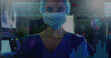 Önlük maskesi takan hemşire kontrol odasındaki verileri dijital çizelgelerle analiz ediyor. Sağlık, teknoloji, analiz, yenilik, profesyonellik, tanı, kesinlik