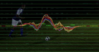 Jersey 'de futbol oyuncusu gece sahada top ve dalga boyu şebeke örtüleriyle koşuyor, kopyalama uzayı. Atletizm, spor, dijital, gelecekçi, enerji, rekabet, atletizm