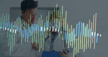 Laboratuvar önlüklü doktorların klinikteki hasta ölçümlerini dosya ve veri grafikleriyle incelemesi. Tıbbi, işbirliği, analitik, profesyonel, sağlık, veri, araştırma