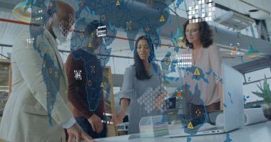 Takım elbise giyen takım elbiseli takım elbiseli takım elbiseli, çatı katı tarzı ofis planlarını inceleyen, dizüstü bilgisayarlı ve planlı. İşbirliği, takım çalışması, şehir ofisi, profesyonel, yenilik, veri analizi, yaratıcı çalışma alanı