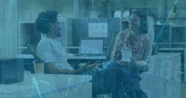 Açık planlı ofiste dizüstü bilgisayar ve kahve fincanlarıyla fikir alışverişinde bulunan bir kadın ve erkek. İşbirliği, iletişim, takım çalışması, modern, profesyonel, iş yeri