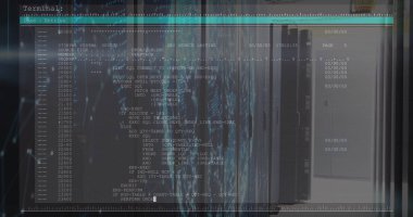 SQL kaplamalı veri merkezi koridorunda yanıp sönen ışık ve kablolarla sunucu dolapları gösteriliyor. Teknoloji, ağ, veri, altyapı, siber güvenlik, dijital, modern