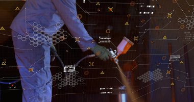 Tulum giyen boyacılar, atölyede sprey tabancalı eldivenler ve dijital grafikler. Endüstriyel, teknoloji, bakım, metalürjik, üretim, yenilik, mühendislik