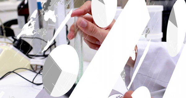 Техник в белом халате держит стеклянный цилиндр на лабораторной скамейке, с проводами питания, цифровым накладыванием. Наука, исследования, анализ, инновации, эксперименты, технологии, данные