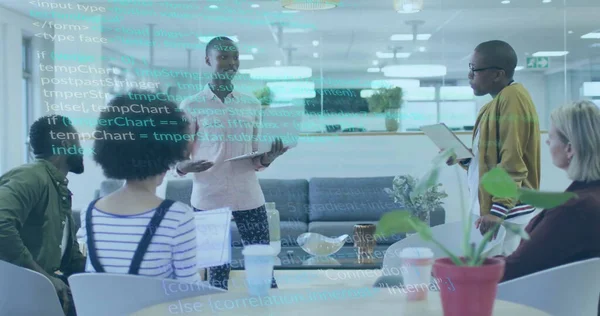 Tişörtlü, elinde tablet olan ve kahve fincanları ve bitkilerle modern salona bakan adamı takdim ediyorum. İşbirliği, takım çalışması, modern, kentsel, profesyonel, iletişim, beyin fırtınası