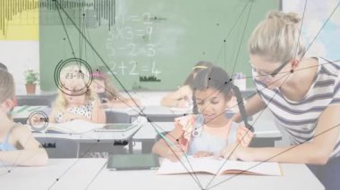 Öğretmen çalışma kitabına dayanıyor öğrenciye matematik denklemi yazıyor sınıfta animasyon düğümleriyle. Eğitim, akıl hocalığı, öğrenim, akademi, takım çalışması, öğretici, çocuk gelişimi